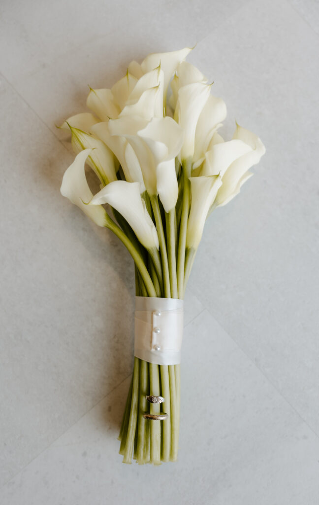 photo of a calla lillie bouquet